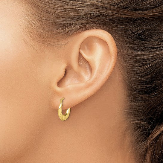 Pendientes de Aro Hueco Texturizado con Bisel en Oro Amarillo de 10K