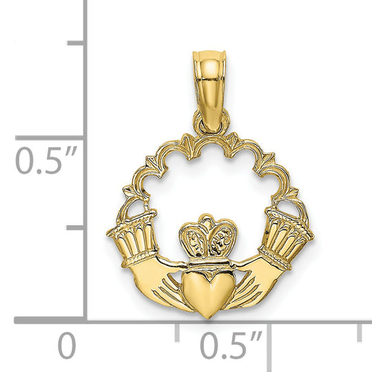 Dije Claddagh Grabado en Círculo Escallopado en Oro Amarillo de 10K