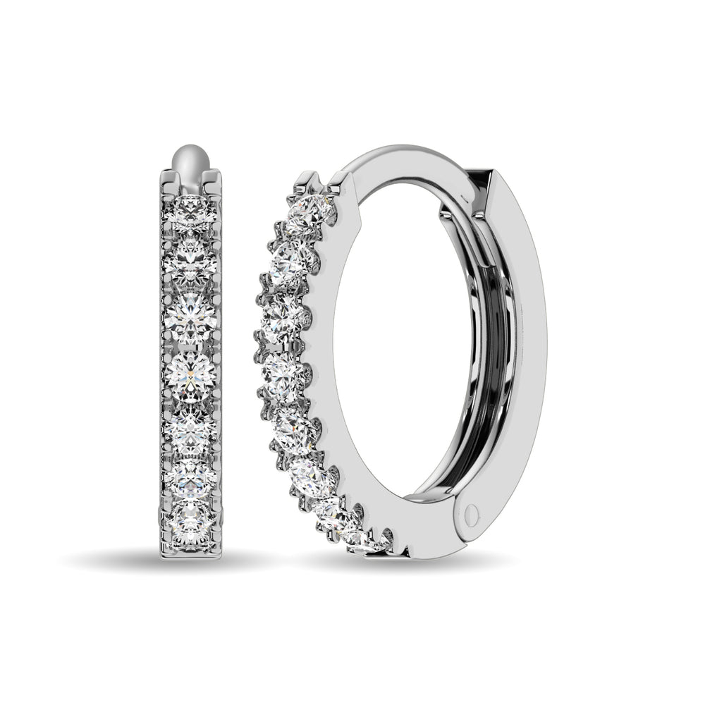 Oro blanco de 10 quilates de 1/10 qt.Tw. Pendientes de aro de diamantes