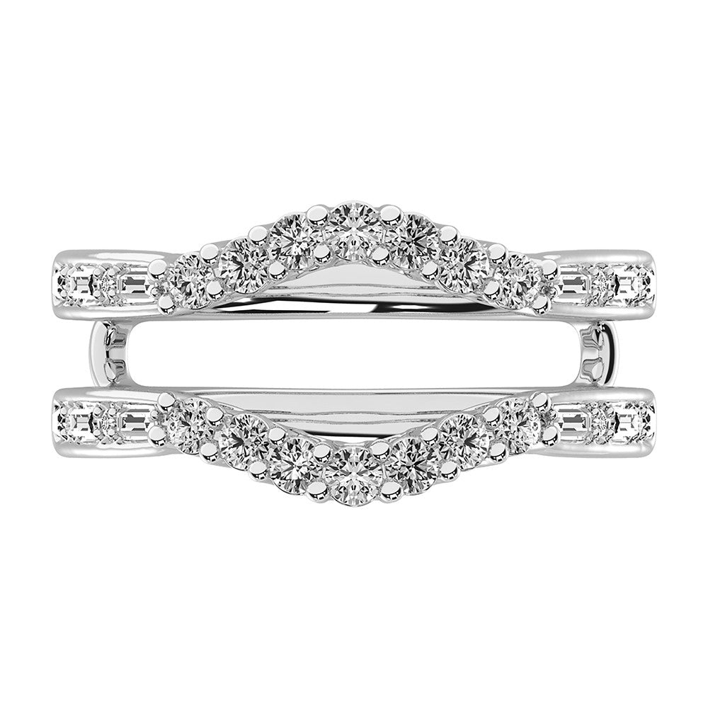 Oro blanco de 14 quilates de 1/2 qt.Tw. Anillo protector de diamantes redondos y baguette