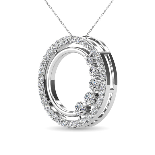 Diamante 3/8 Ct.Tw. Colgante circular en oro blanco de 14 k