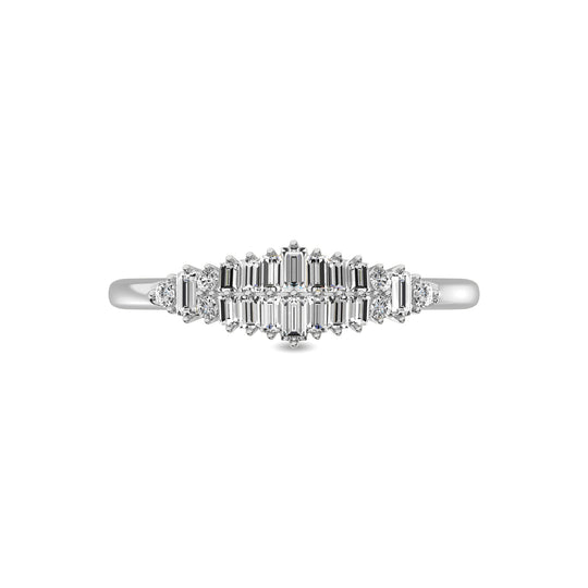 Diamante 1/4 Ct.Tw. Anillo de moda redondo y baguette en oro blanco de 10 k