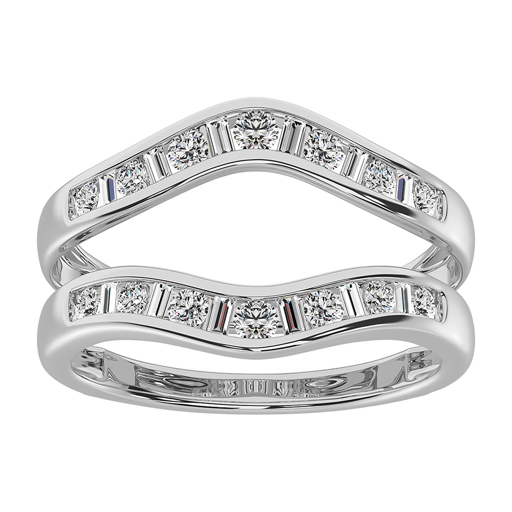 Oro blanco de 14 quilates de 1/2 qt.Tw. Anillo protector de diamantes redondos y baguette