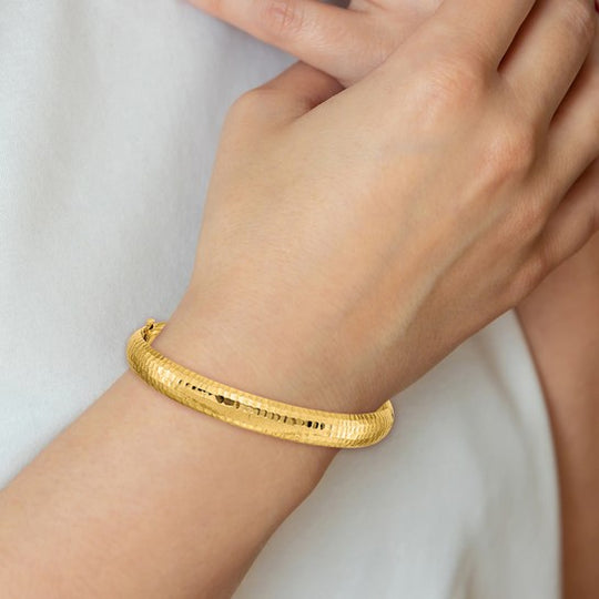 Pulsera Rígida Articulada de Oro Amarillo de 14k con Textura Martillada y Diseño Elegante