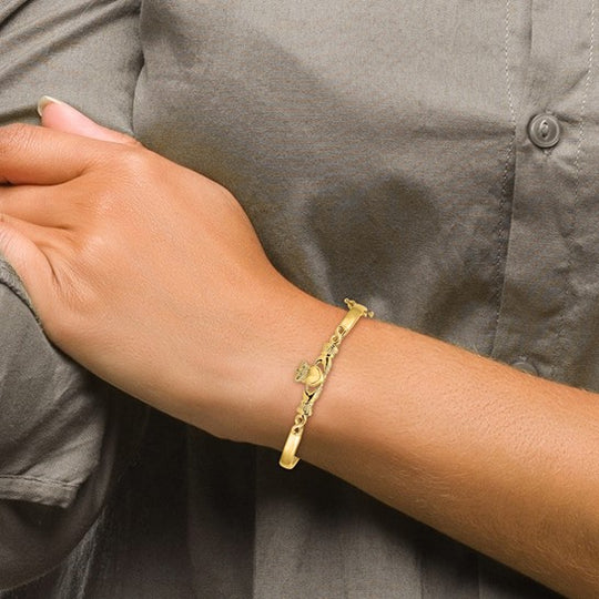 Brazalete Bangle de Oro Amarillo 14K con Corte de Diamante y Diseño Claddagh