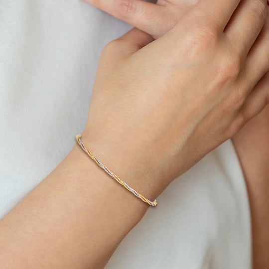 Brazalete Slip-on Tri-color en Oro de 14k con Corte Diamante y Textura Torcida