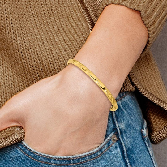 Pulsera Rígida Flexible de Oro Amarillo de 14k con Diseño Torcido y Acabado Pulido