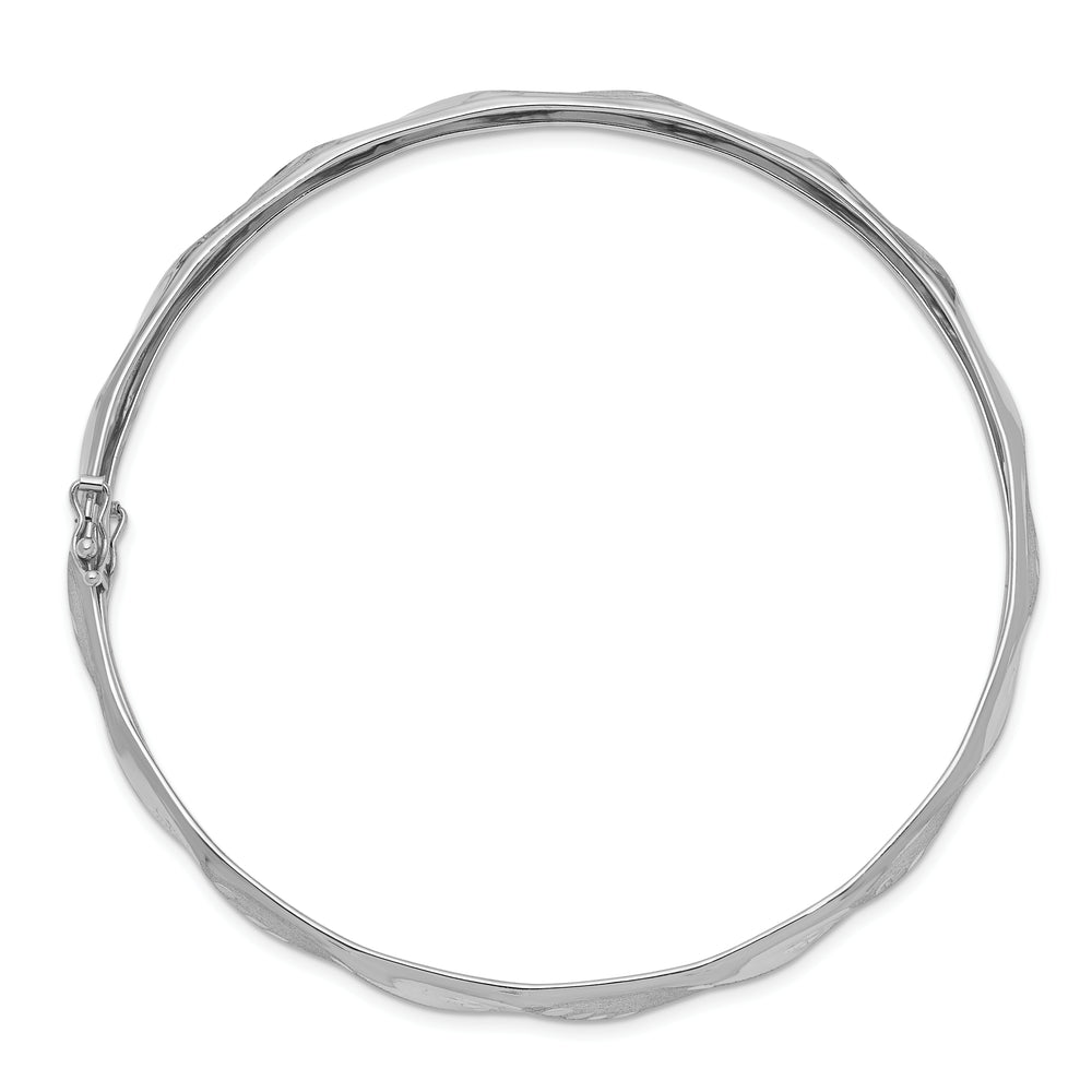 Pulsera Rígida Flexible de Oro Blanco de 14k con Acabado Satinado y Corte de Diamante