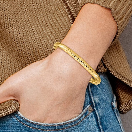 Pulsera Bangle de Oro Amarillo de 14k, 4/16", con Textura y Bisagra