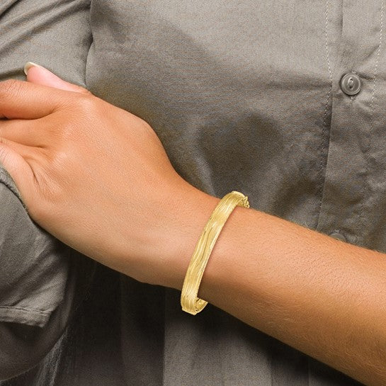 Pulsera Bangle de Oro Amarillo de 14k con Textura y Corte Diamantado, con Bisagra