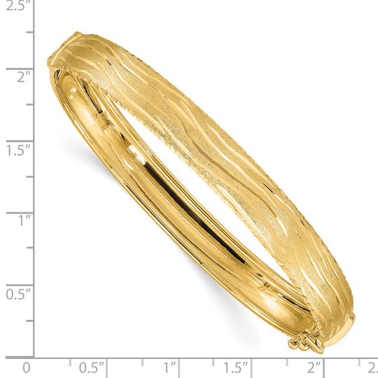 Pulsera Bangle de Oro Amarillo de 14k con Textura y Corte Diamantado, con Bisagra