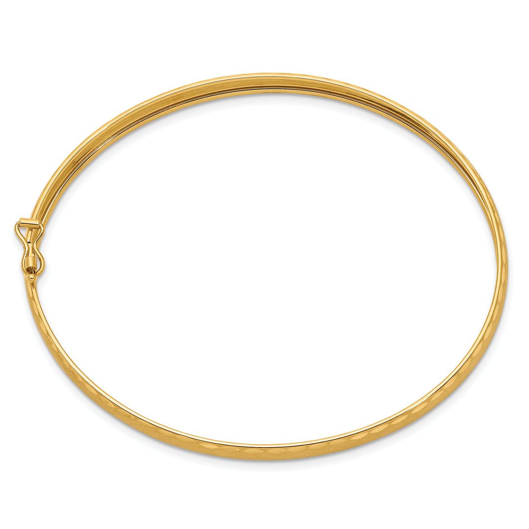 Brazalete Ovalado Flexible en Oro Amarillo de 14K con Borde Satinado y Corte de Diamante