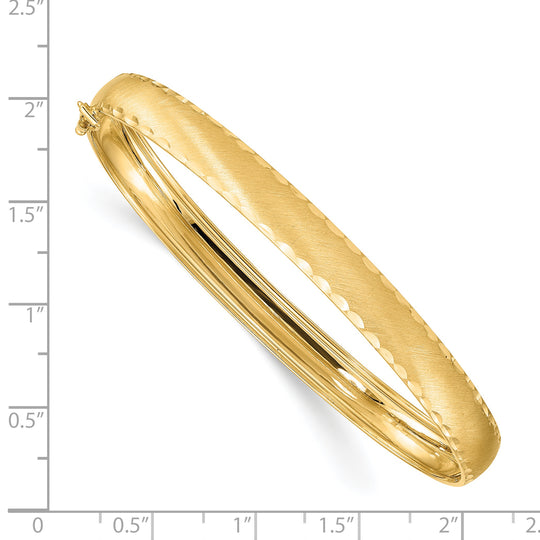 Brazalete Ovalado Flexible en Oro Amarillo de 14K con Borde Satinado y Corte de Diamante