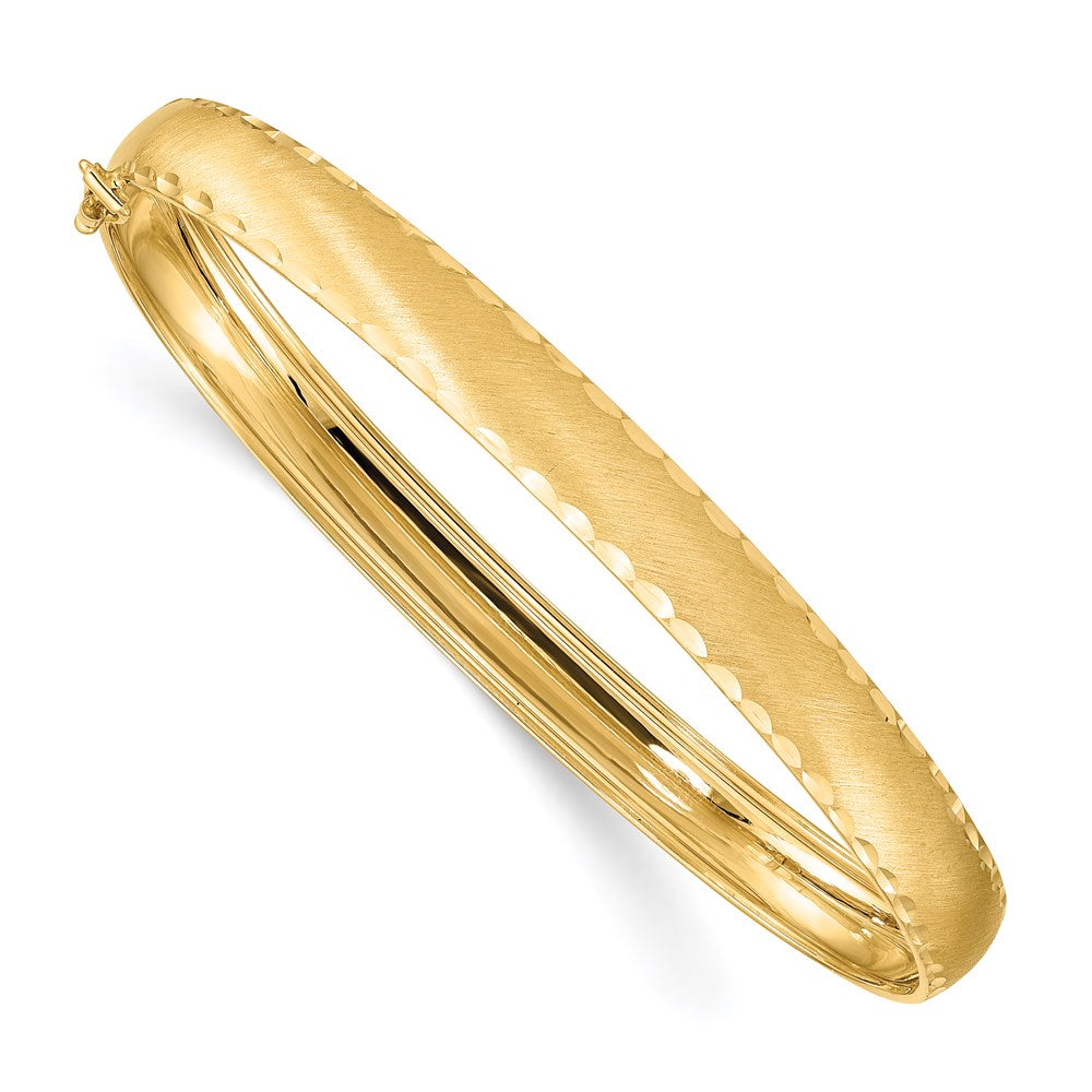 Brazalete Ovalado Flexible en Oro Amarillo de 14K con Borde Satinado y Corte de Diamante