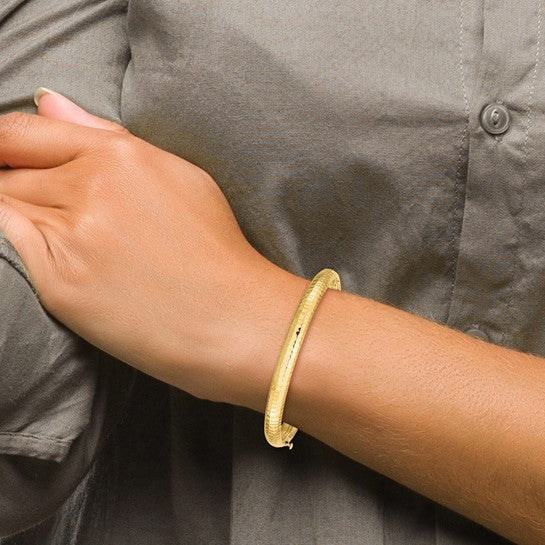 Brazalete Bangle 14K Oro Amarillo Infantil con Acabado Martillado y Bisagra