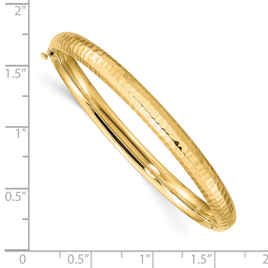 Brazalete Bangle 14K Oro Amarillo Infantil con Acabado Martillado y Bisagra