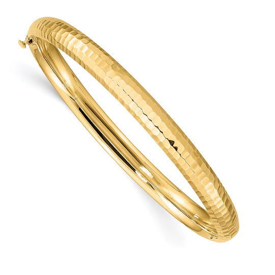 Brazalete Bangle 14K Oro Amarillo Infantil con Acabado Martillado y Bisagra