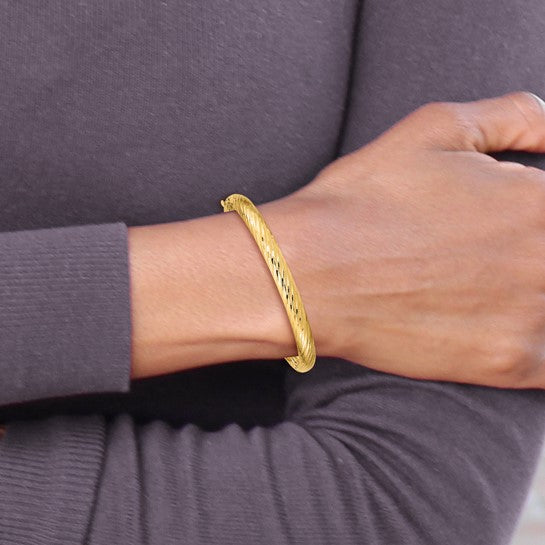 Brazalete Bangle Infantil 14K Oro Amarillo con Textura y Bisagra