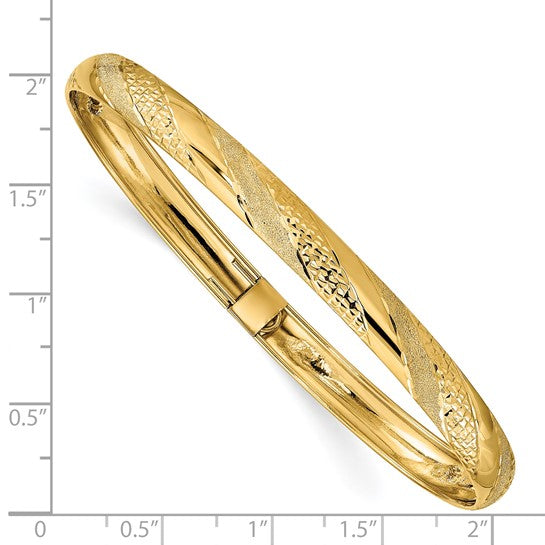 Brazalete Flexible Retorcido con Corte de Diamante en Oro Amarillo de 14K