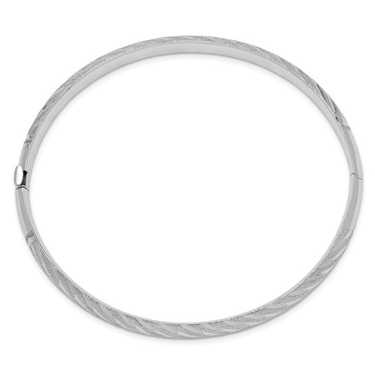 Brazalete Bangle Hingido en Oro Blanco 14K Texturizado con Corte Diamante y Torcido