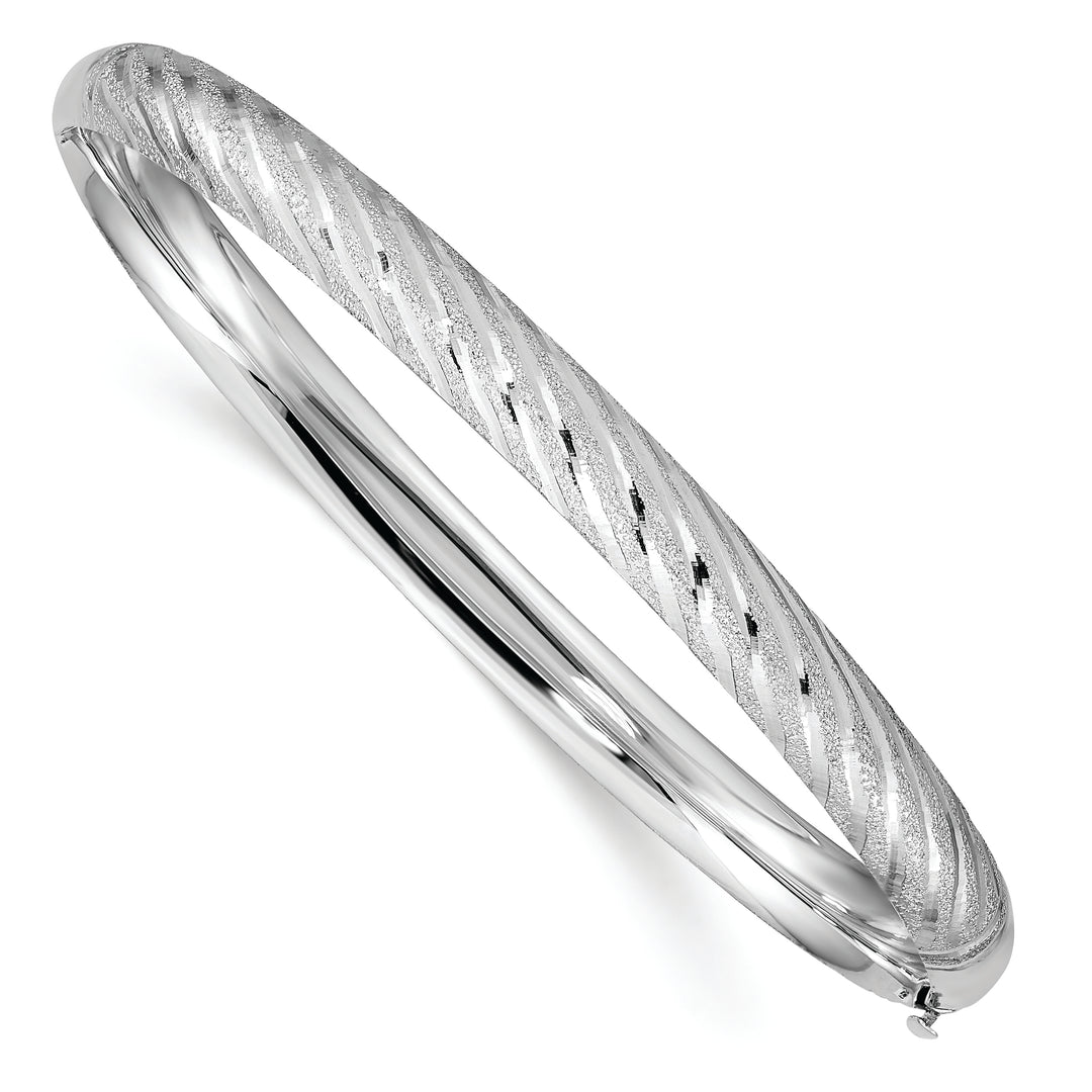 Brazalete Bangle Hingido en Oro Blanco 14K Texturizado con Corte Diamante y Torcido