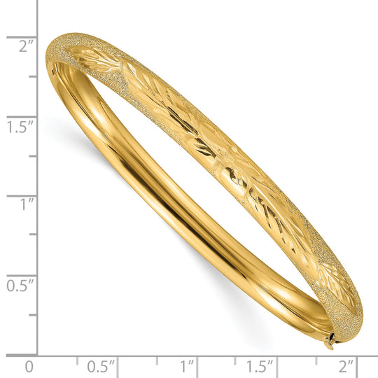 Brazalete con Bisagras y Corte Láser de Gran Tamaño de 4/16 en Oro de 14k