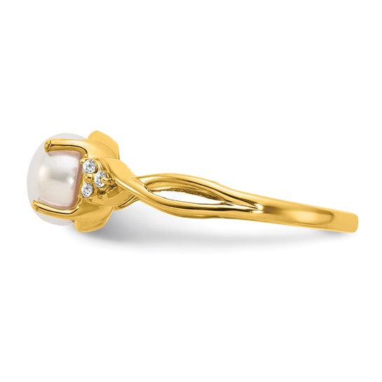 Anillo de Perla Cultivada de Agua Dulce y Diamante de Oro Amarillo de 14k