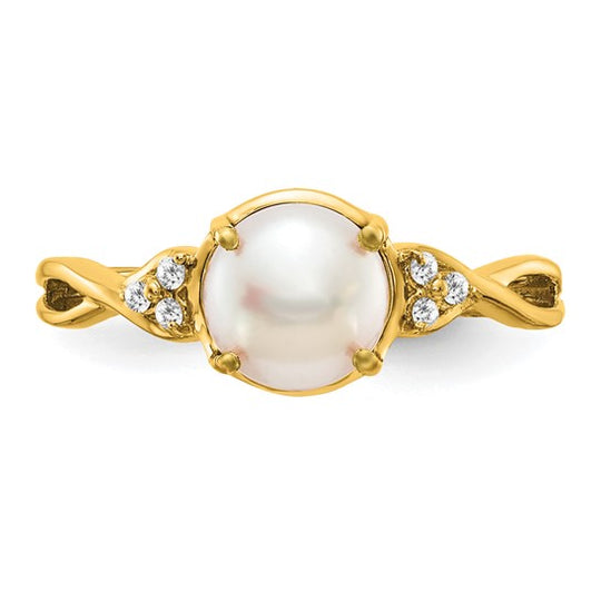 Anillo de Perla Cultivada de Agua Dulce y Diamante de Oro Amarillo de 14k