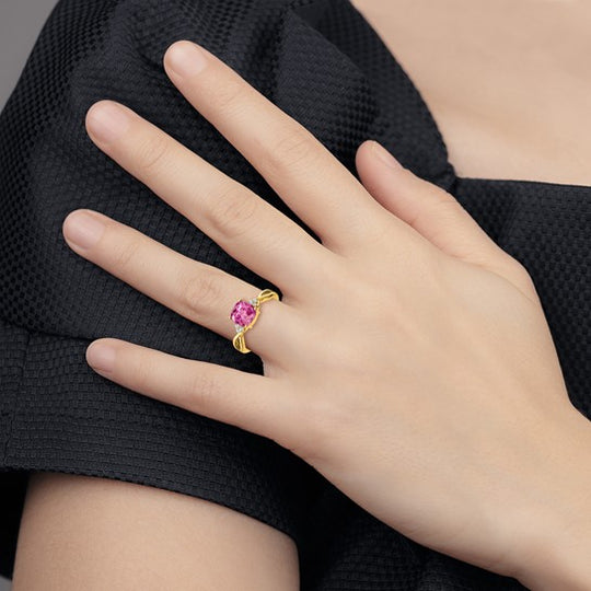 Anillo de Zafiro Rosa Creado y Diamantes con Corte Checkerboard de Oro Amarillo de 14k