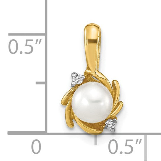 14K Madi K 5-6 mm Perla Botón Blanca FWC y Diamante de 0.02 ct Colgante