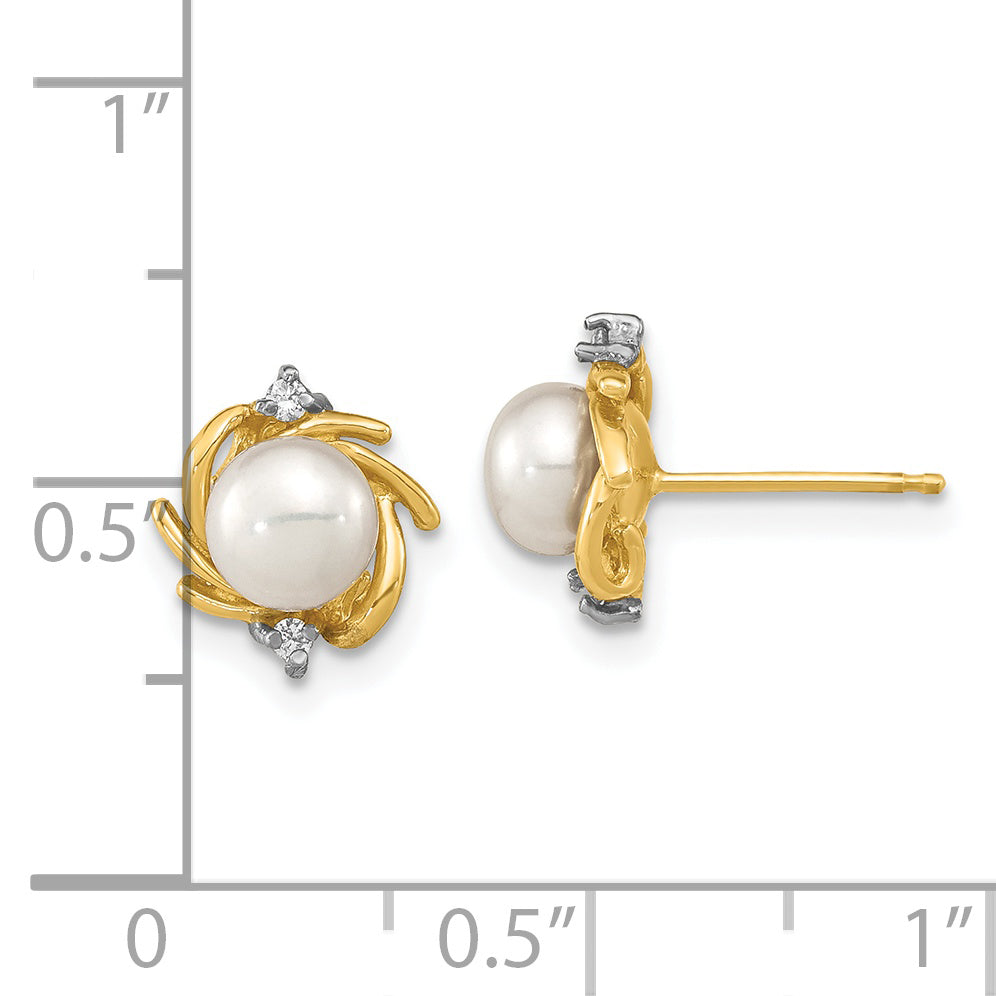 Aretes de Perla Blanca Cultivada de Agua Dulce Madi K de 14k con Diamantes (5-6 mm)