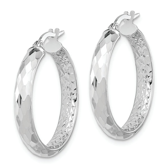 Pendientes de aro elegantes con interior de talla diamante texturizado y pulido de oro blanco de 14 quilates