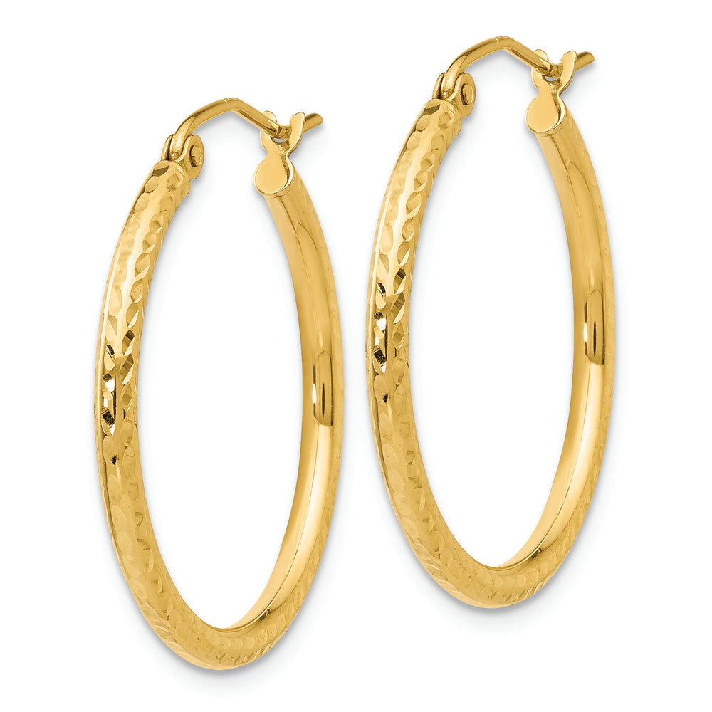 Aretes Tipo Argolla de Tubo Redondo de 2 mm con Talla de Diamante en Oro de 14k