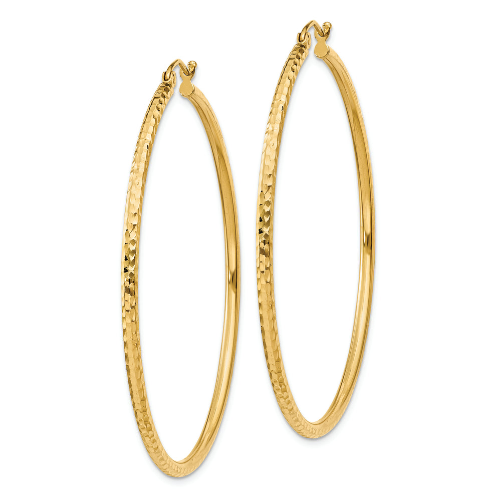 Aretes Tipo Argolla de Tubo Redondo de 2 mm con Talla de Diamante en Oro de 14k