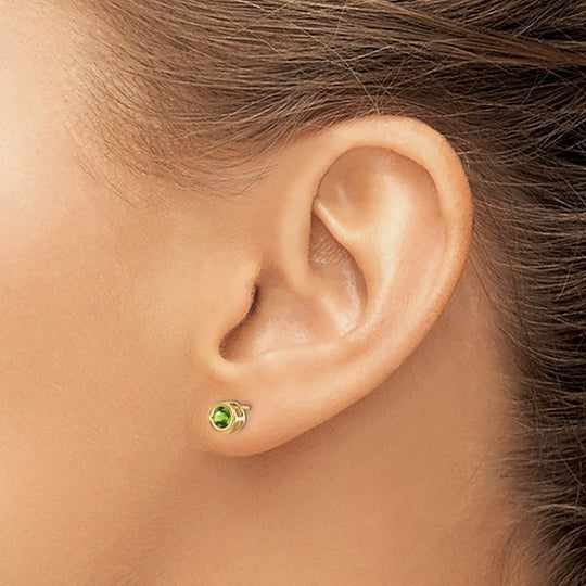 Pendientes de Peridoto en Montura Bezel de Oro Amarillo de 14k de 4 mm