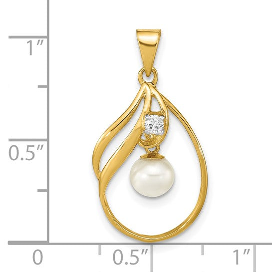 Colgante con Perla Cultivada de Agua Dulce Blanca de 5-6mm y Diamante de 0.05 Quilates en Oro Amarillo de 14k