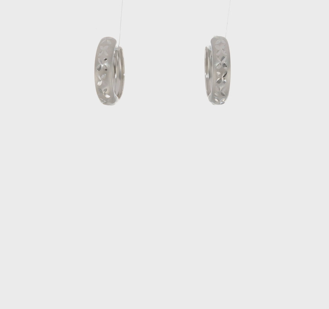 Aretes de Aro con Bisagra en Oro Blanco de 14k con Corte Diamante y Acabado Satinado 3x13mm