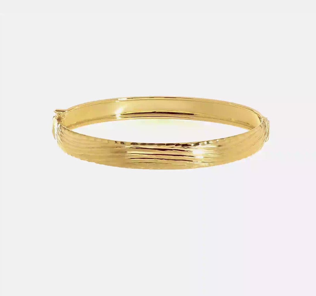 Pulsera Bangle de Oro Amarillo de 14k con Textura y Corte Diamantado, con Bisagra