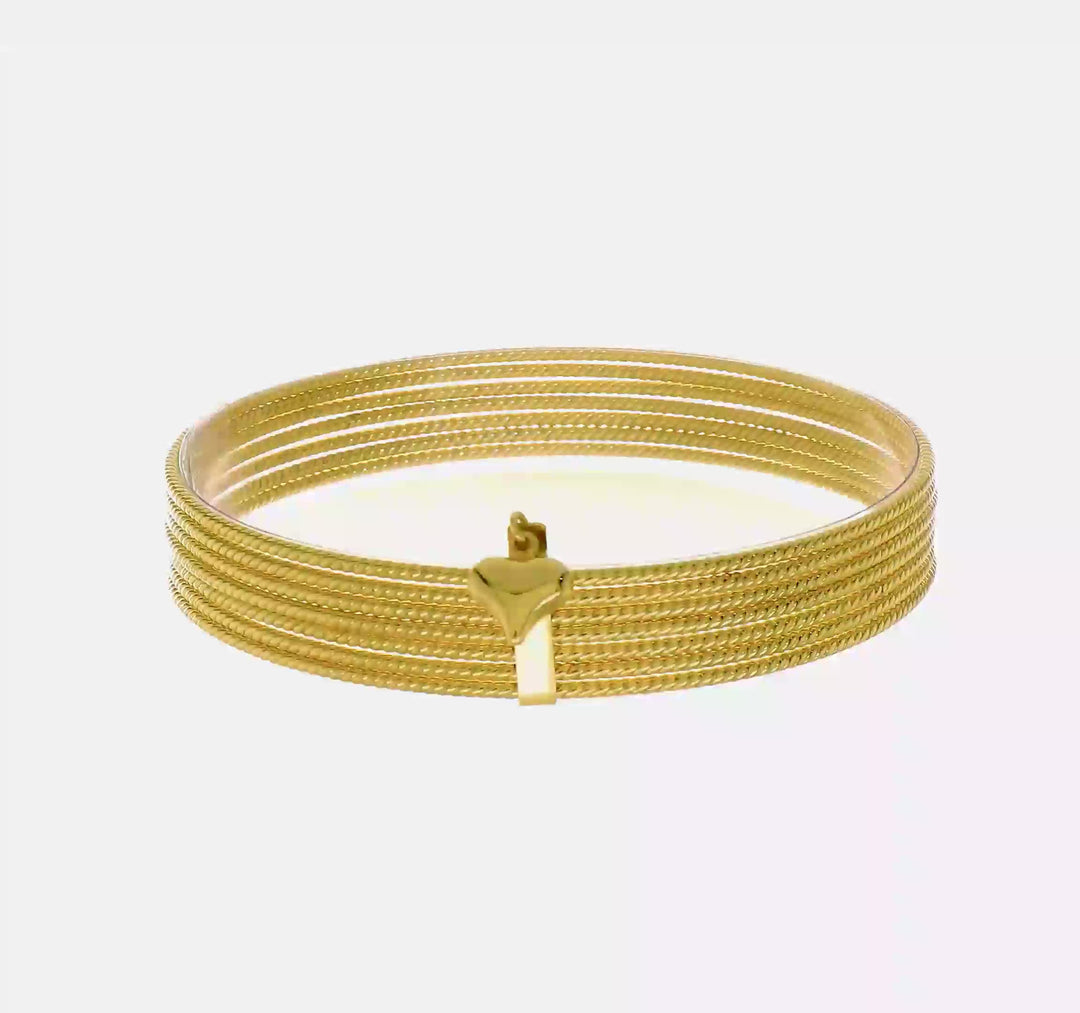 Set de 7 Pulseras Bangle Texturizadas en Oro Amarillo de 14k con Corazón Colgante y Sobresaliente