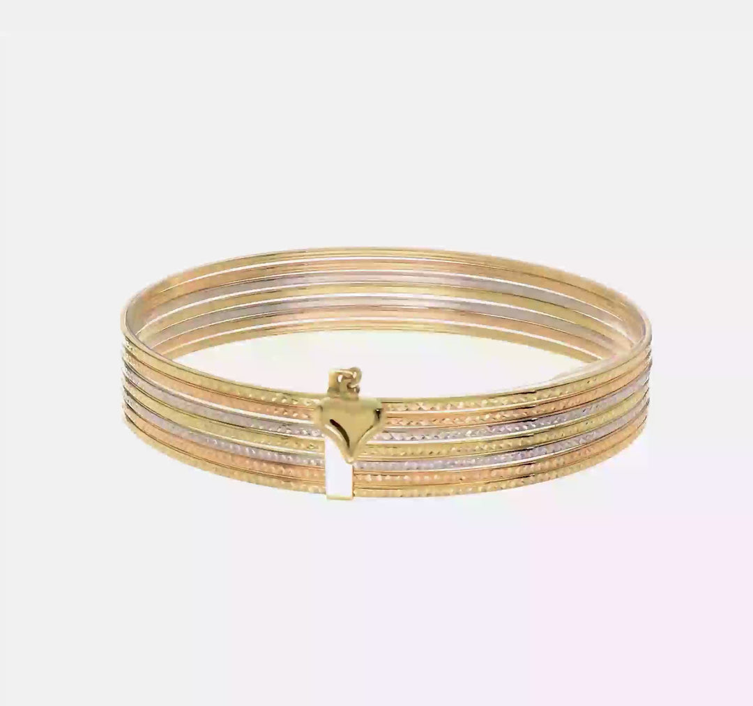 Set de 7 Pulseras Bangle Texturizadas Tri-Color de 14k con Corazón Colgante