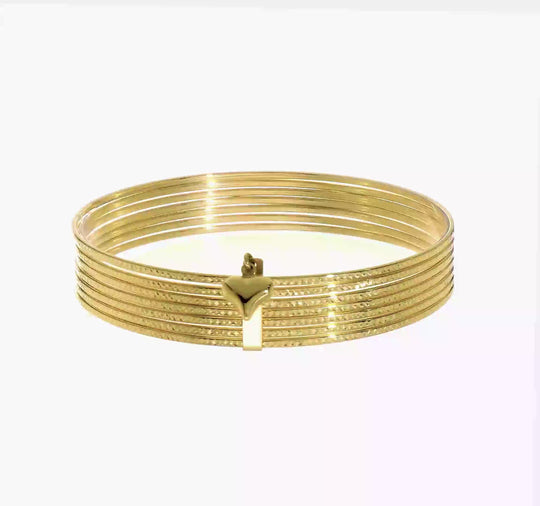 Set de 7 Pulseras Bangle Texturizadas en Oro Amarillo de 14k con Corazón Colgante