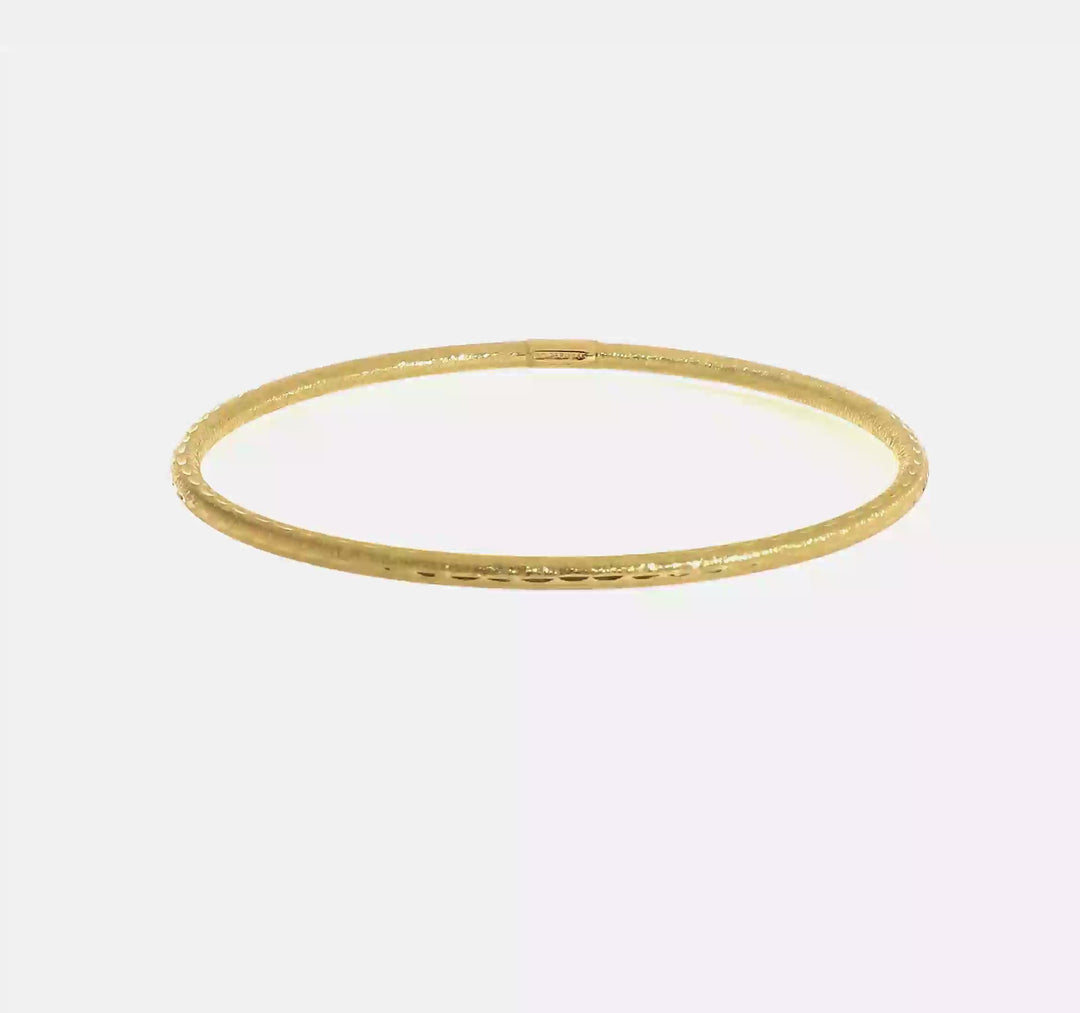 Pulsera Bangle de Oro Amarillo de 14k con Acabado Satinado y Corte de Diamante de 3 mm