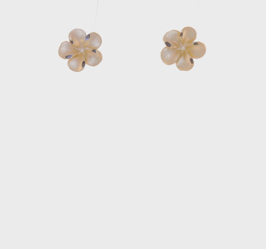 Pendientes de Botón con Plumeria Cortado en Diamante Satinado en Oro de 14k