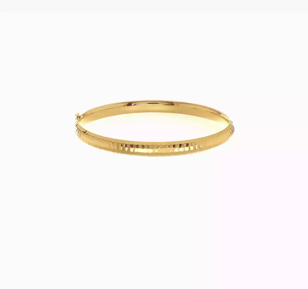 Brazalete Bangle 14K Oro Amarillo Infantil con Acabado Martillado y Bisagra