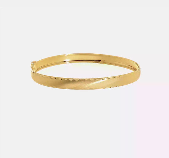 Brazalete Ovalado Flexible en Oro Amarillo de 14K con Borde Satinado y Corte de Diamante