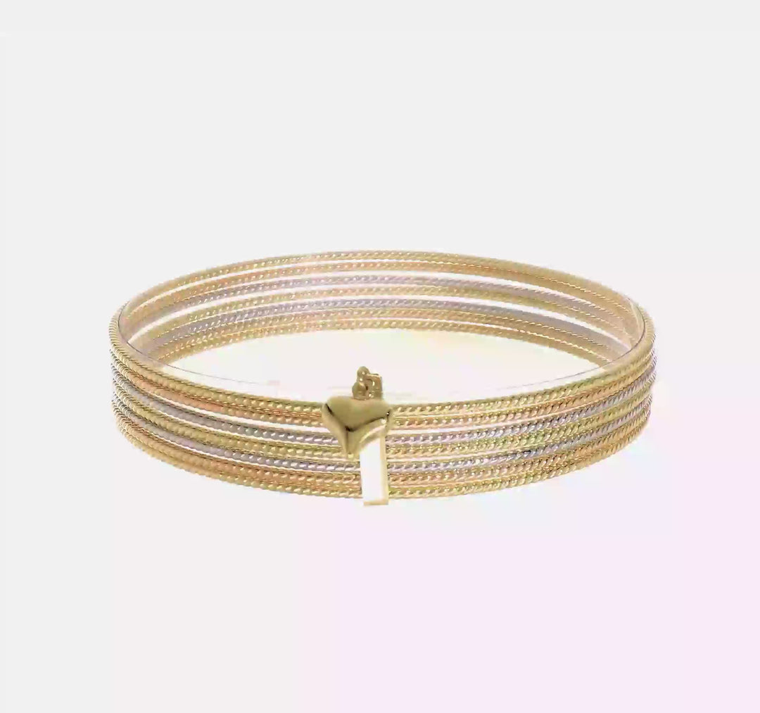 Set de 7 Pulseras Bangle Texturizadas Tri-color de 14k con Corazón Colgante Sobresaliente